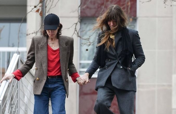 Jeans, bottes et costumes : Charlotte Gainsbourg et Lou Doillon rendent hommage à l’allure de leur mère, Jane Birkin