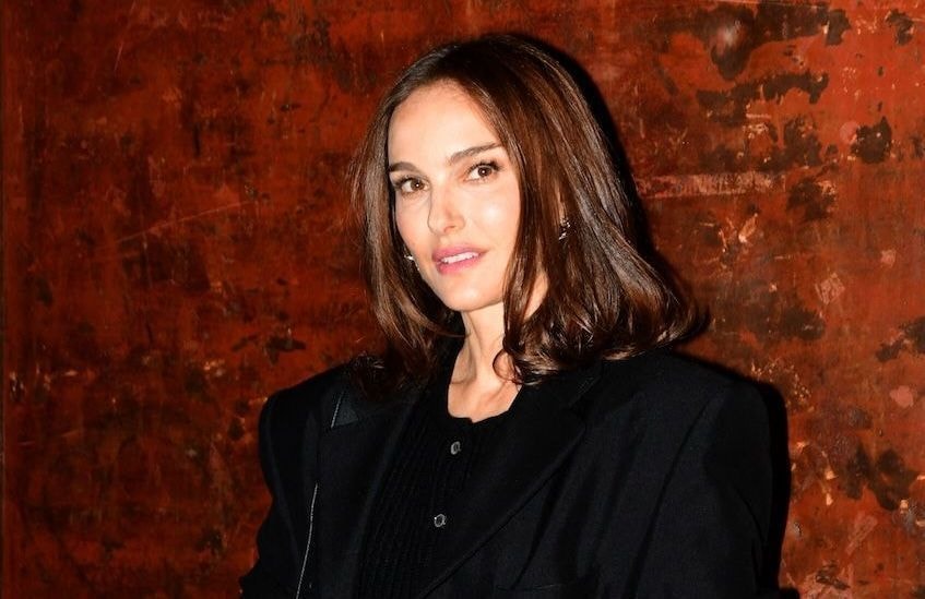 Enceinte, Natalie Portman signe une silhouette ultra parisienne avec une cape Hermès vintage