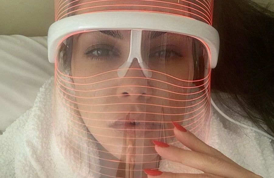Masque LED : la mise en garde d’une dermatologue pour les peaux qui ont des taches brunes