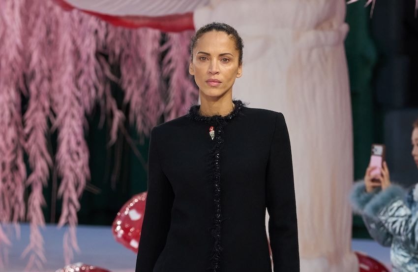 À 46 ans, Noémie Lenoir fait son grand retour sur le podium du défilé Chanel