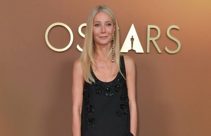 Mains dans les poches, silhouette épurée : Gwyneth Paltrow mise sur l’élégance décontractée aux Governors Awards