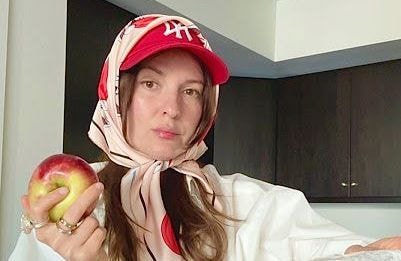 En forme de caisse de pommes, ce sac trompe-l'œil signé Moschino fait le buzz sur les réseaux sociaux