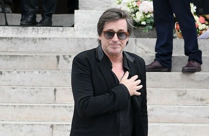 « C’est un squatteur » : Thomas Dutronc évoque son quotidien partagé avec son père Jacques