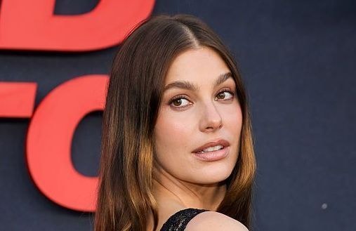Cette coupe hybride donne l’illusion d’un carré… sans couper ses longueurs