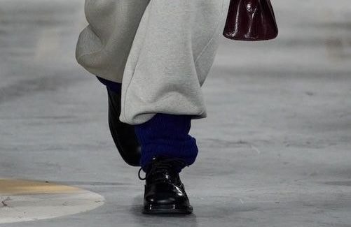 On s’en est longtemps amusé : cette association jugée « anti-mode » revient chahuter notre allure en 2026