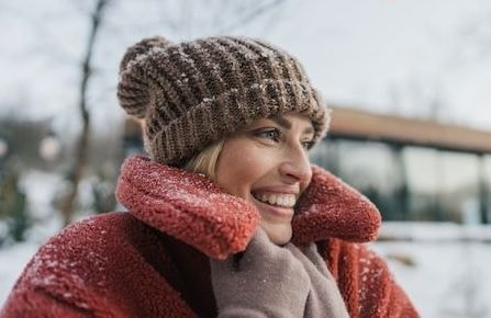 Bonnet, cagoule… L’astuce simple pour éviter les cheveux électriques en hiver