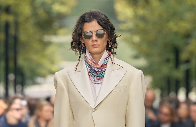 Colorées, maxi… Voici les bijoux fantaisies que l’on va adorer porter avec un t-shirt ce printemps