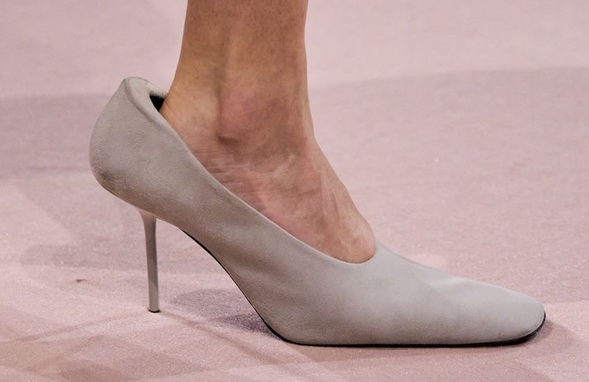 Et si vous portiez des chaussures trop grandes ? Voici la tendance mode surprenante aperçue sur les podiums