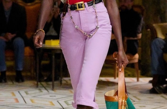 Ces couleurs de jeans réveillent nos silhouettes et changent du classique bleu