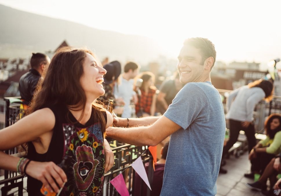 En couple, vous rêvez de sortir avec quelqu’un d’autre ? Voilà pourquoi c’est normal