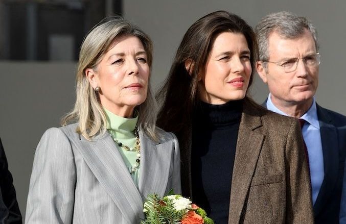 Leçon de style  : Caroline de Monaco et Charlotte Casiraghi misent sur le power suit coordonné