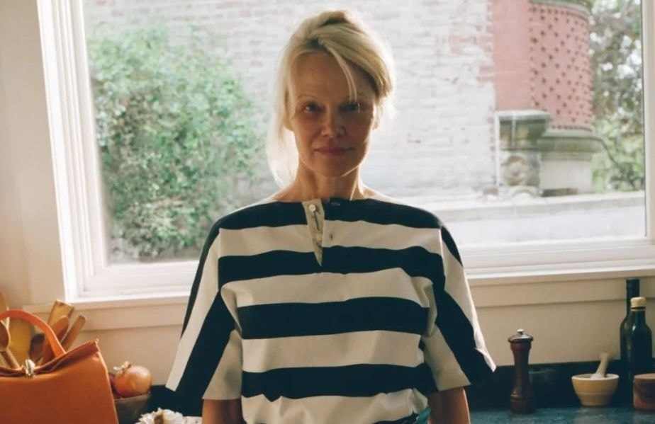 T-shirt et foulard à motif : Pamela Anderson signe la superposition la plus tendance du moment