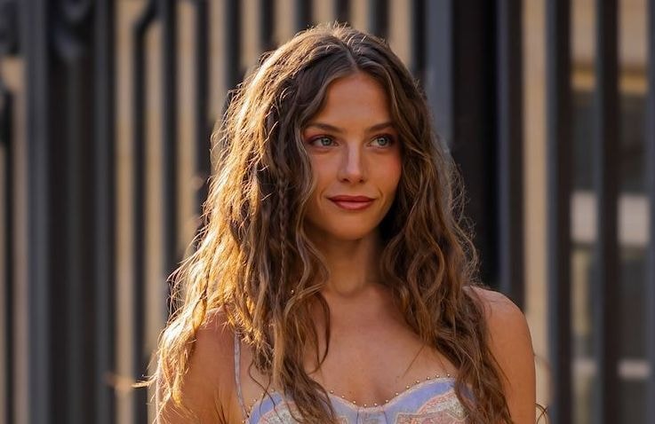 Ni brushing ni boucles parfaites : cette coiffure naturelle appelée « Canyon Waves » sera partout cet été