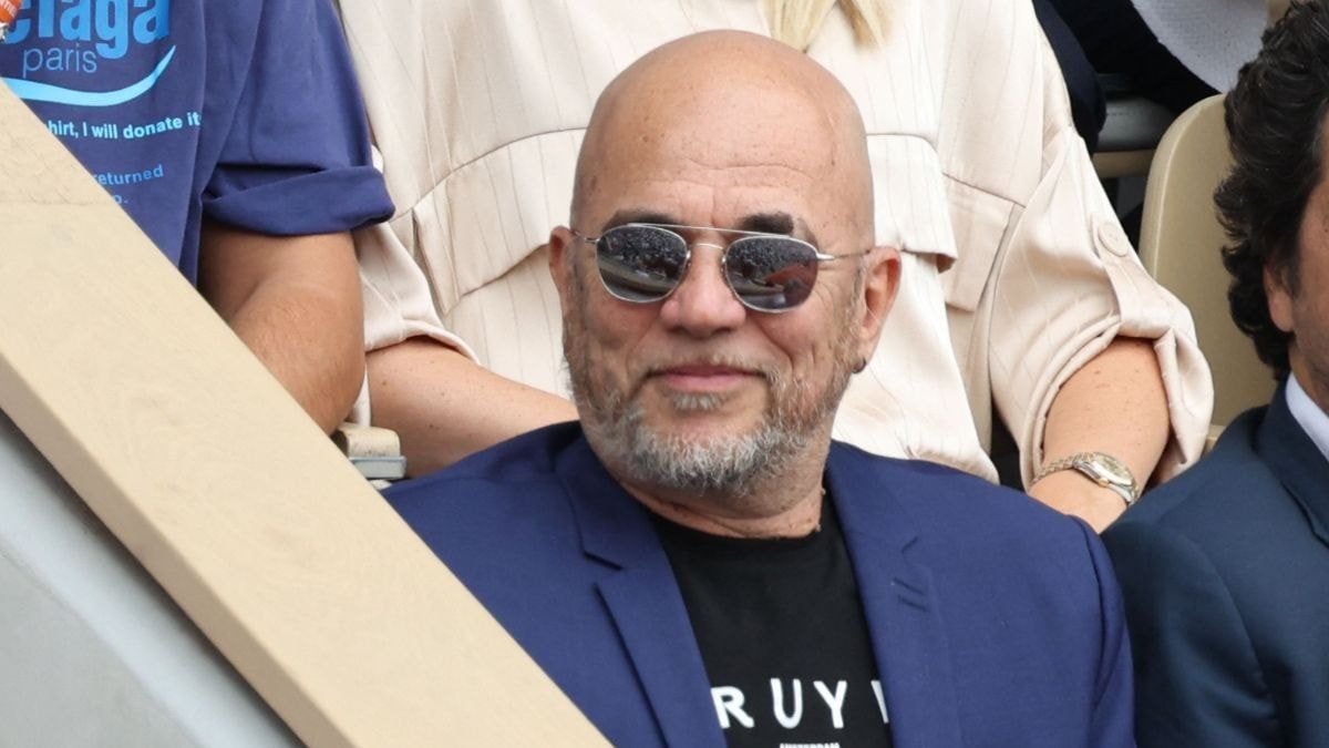 Pascal Obispo : après avoir accueilli des gendarmes chez lui, le chanteur fait une mise au point, "Être utile durant la catastrophe"