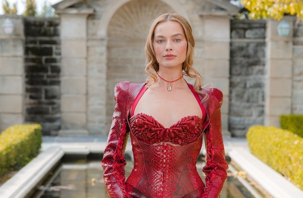 Gothique, sexy, symbolique : Margot Robbie renoue de manière spectaculaire avec l’art du « method dressing »