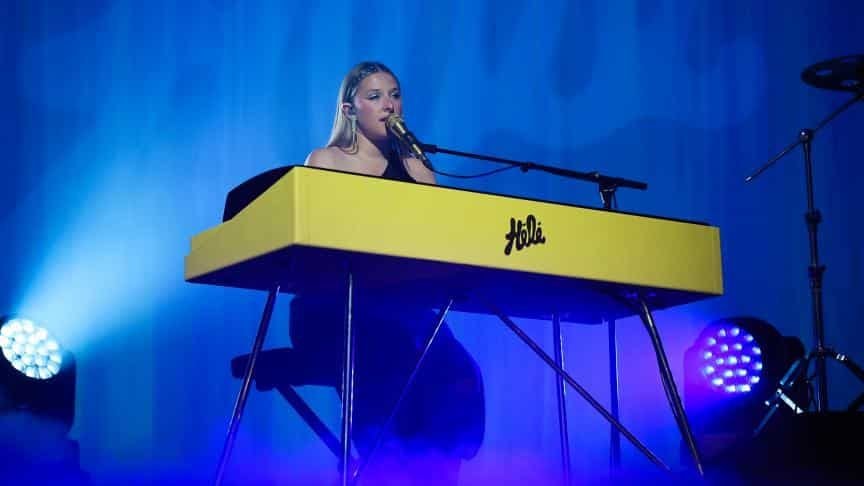 “Vous me soulez” : Héléna recadre ses fans en plein concert !