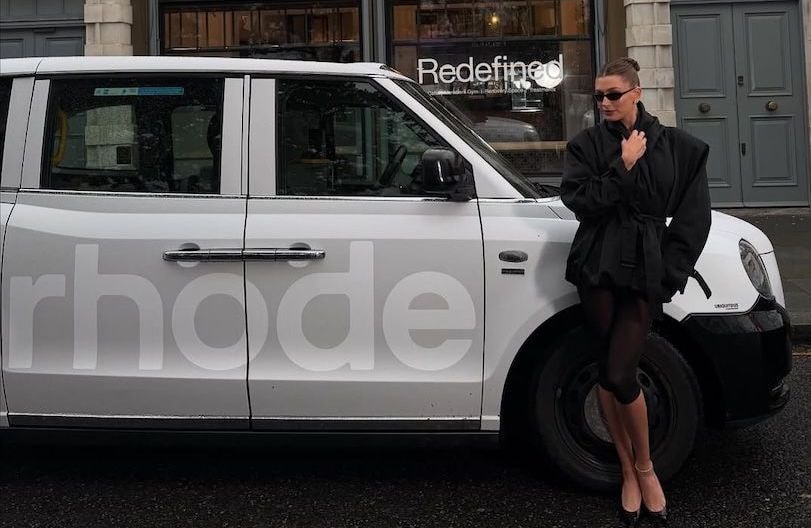 En plein automne, Hailey Bieber fait revivre cet accessoire que l’on croyait réservé à l’été