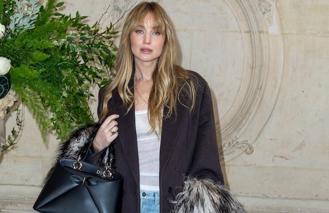 Le boa, l’accessoire glamour et inattendu qui sublime nos manteaux d’hiver