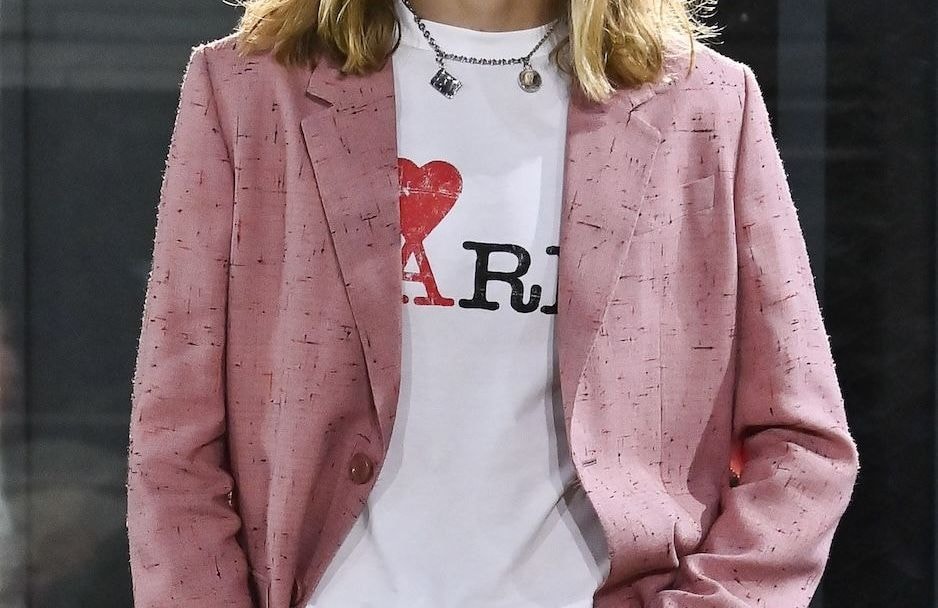 Ce t-shirt de touriste aperçu au défilé Ami pourrait bien devenir l’uniforme de l’été