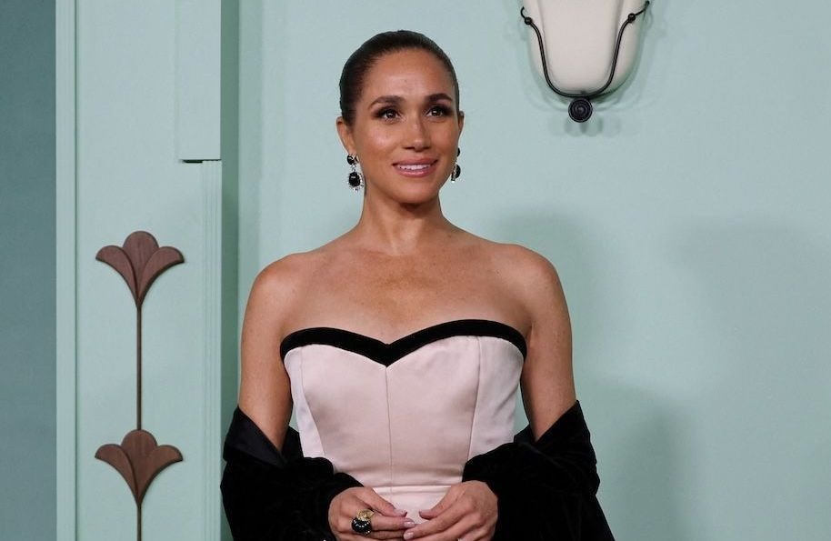 Robe bustier et cape dramatique, le look Old hollywood de Meghan Markle sur tapis rouge