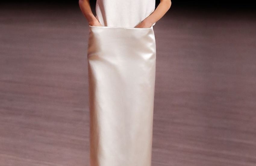Impossible de résister à la column skirt, cette jupe minimaliste qui va tout changer dans nos looks de rentrée