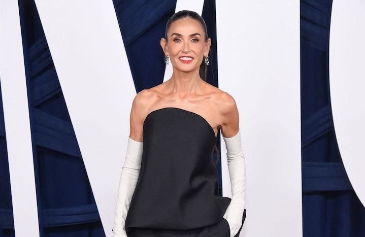 Demi Moore dévoile avec humour les coulisses de son look glamour et la difficulté d’enfiler ses gants d’opéra