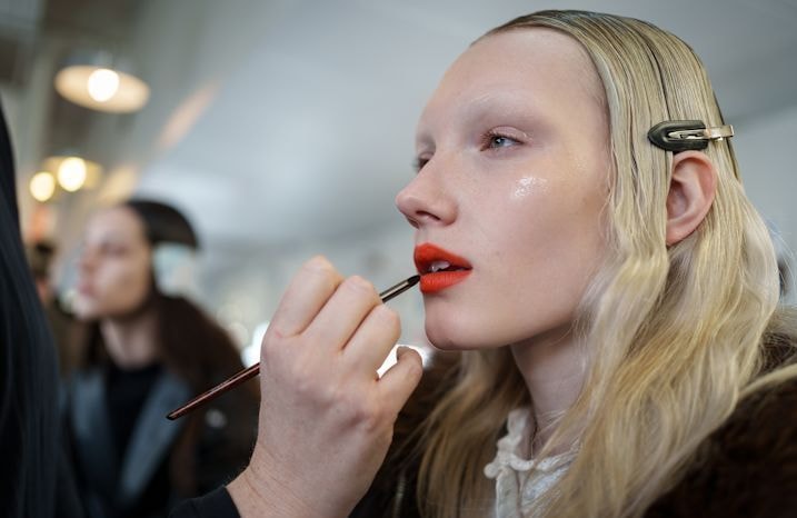 Make-up : 3 signes qui annoncent la fin de la « clean girl » en 2026