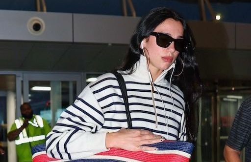 Dua Lipa adopte le parfait look d’aéroport : 4 pièces mode à lui piquer pour voyager avec style