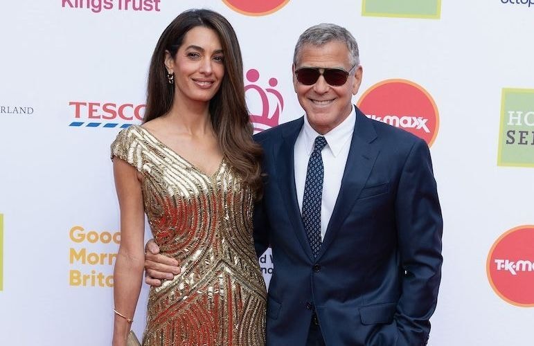 À Londres, Amal Clooney fait renaître le glamour hollywoodien dans une robe à paillettes vintage