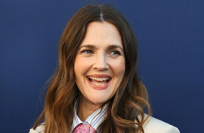 À 51 ans, Drew Barrymore célèbre ses rides dans une vidéo sans filtre