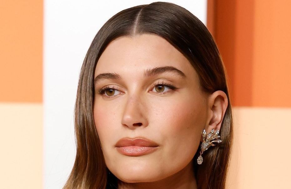 Hailey Bieber confirme le retour de cette teinte de rouge à lèvres que l’on pensait oubliée