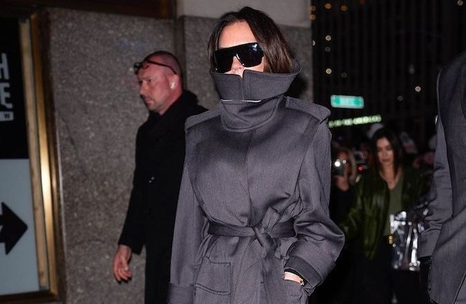 Victoria Beckham adopte le manteau à col montant : la pièce chic et incontournable de l’hiver