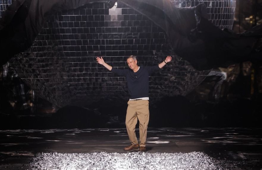 Les adieux de Dries Van Noten aux podiums : une standing ovation, des larmes et beaucoup d'amour
