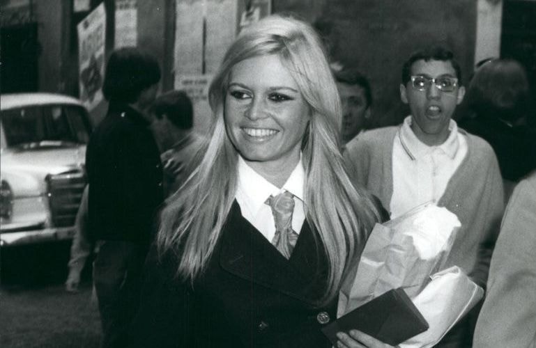 De Dior à Saint Laurent : les créateurs que Brigitte Bardot a inspirés