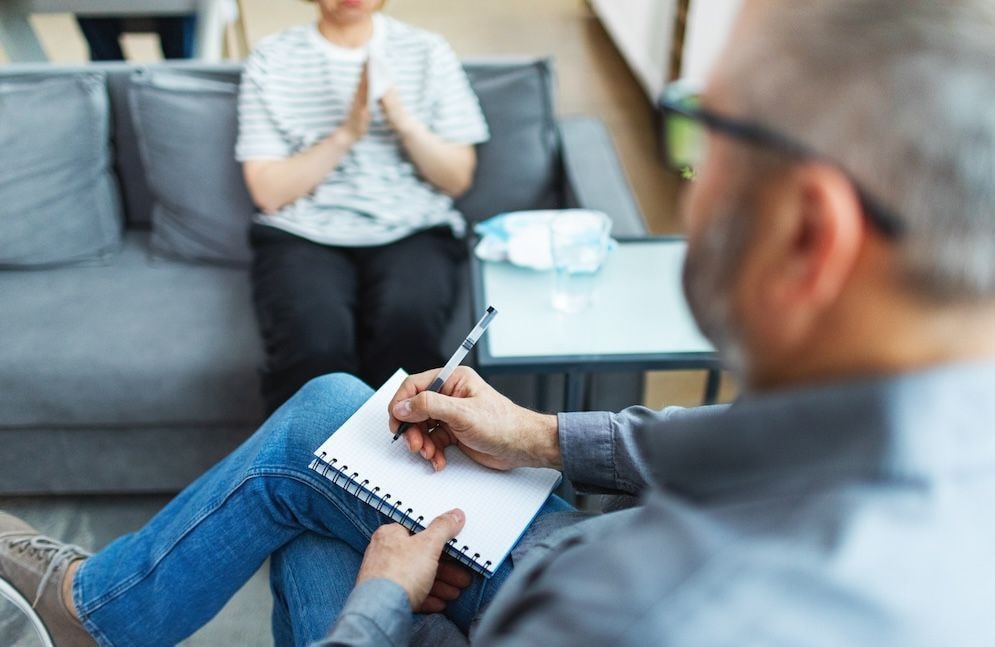 Sous influence : mariée à son psychiatre, elle dénonce une « emprise mentale, affective et médicamenteuse »