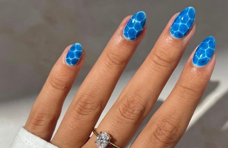 « Pool Water Nails » : la manucure couleur piscine qu’on verra partout cet été