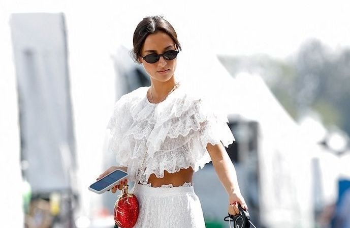 Un look blanc immaculé, des volants délicats et une jupe brodée :  Alexandra Saint Mleux fait sensation au Grand Prix du Mexique