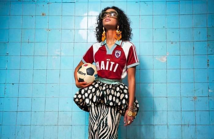 À l'approche de la Coupe du Monde : les maillots de l’équipe haïtienne séduisent déjà les fans de mode
