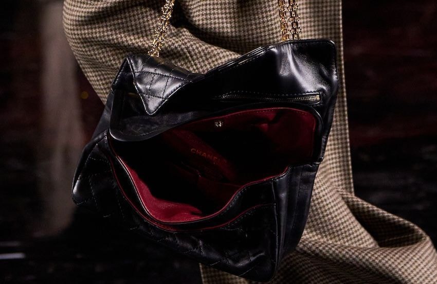 Froissés, pliés, vieillis : nos sacs changent d’allure pour dynamiser nos looks cet automne