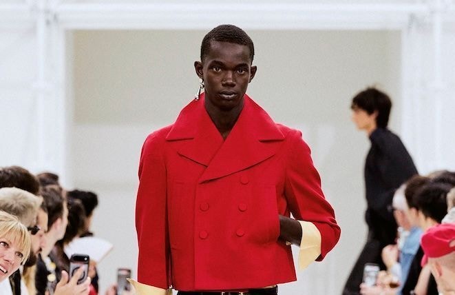 Repérée au défilé Celine, la mono-boucle d’oreille s’impose comme la tendance bijou la plus pointue de 2027