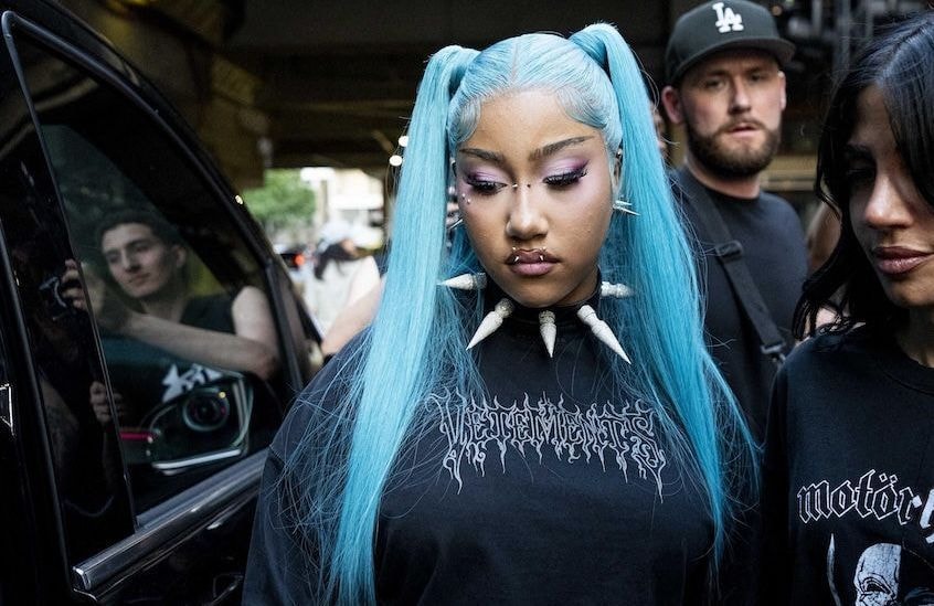 Cheveux bleus, piercings au visage et bijoux gothiques : North West fait sensation au premier rang du défilé Vetements