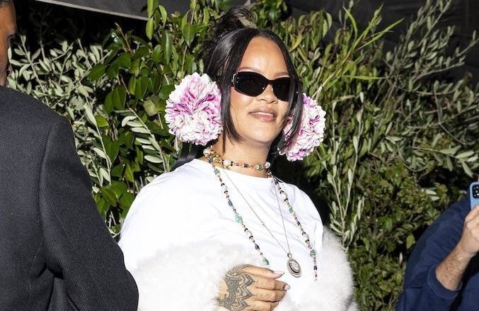 À Paris, Rihanna adopte déjà les boucles d’oreilles XXL qui ont fait sensation au défilé haute couture de Dior