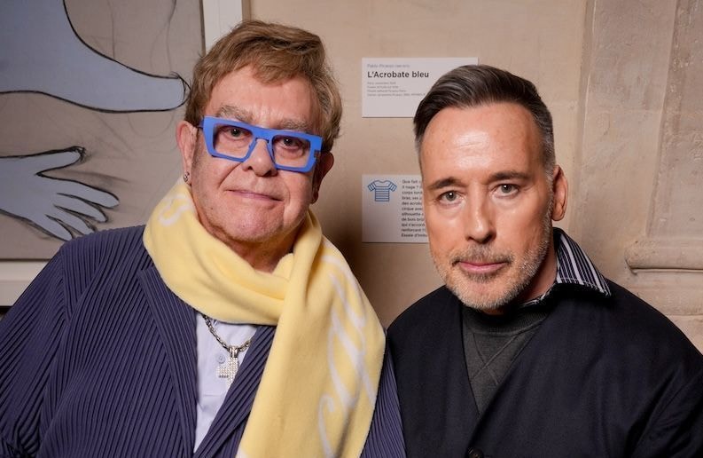 À Paris, Elton John fait une rare apparition aux côtés de son mari David Furnish