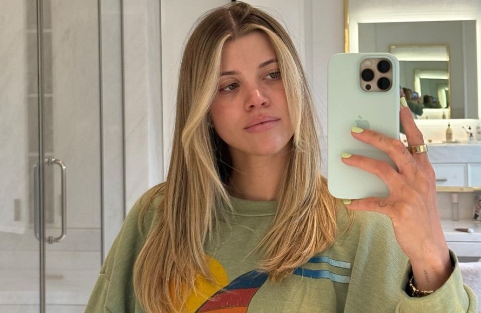 En annonçant sa deuxième grossesse, Sofia Richie Grainge modernise ce chignon de maman débordée