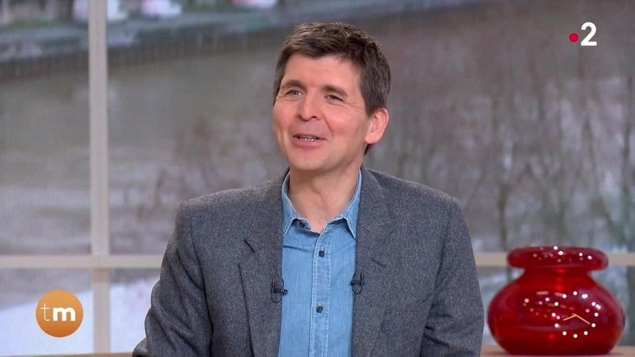 Ben Attal : le petit-fils de Serge Gainsbourg de la même famille que Gabriel Attal ? L’énorme boulette de Thomas Sotto