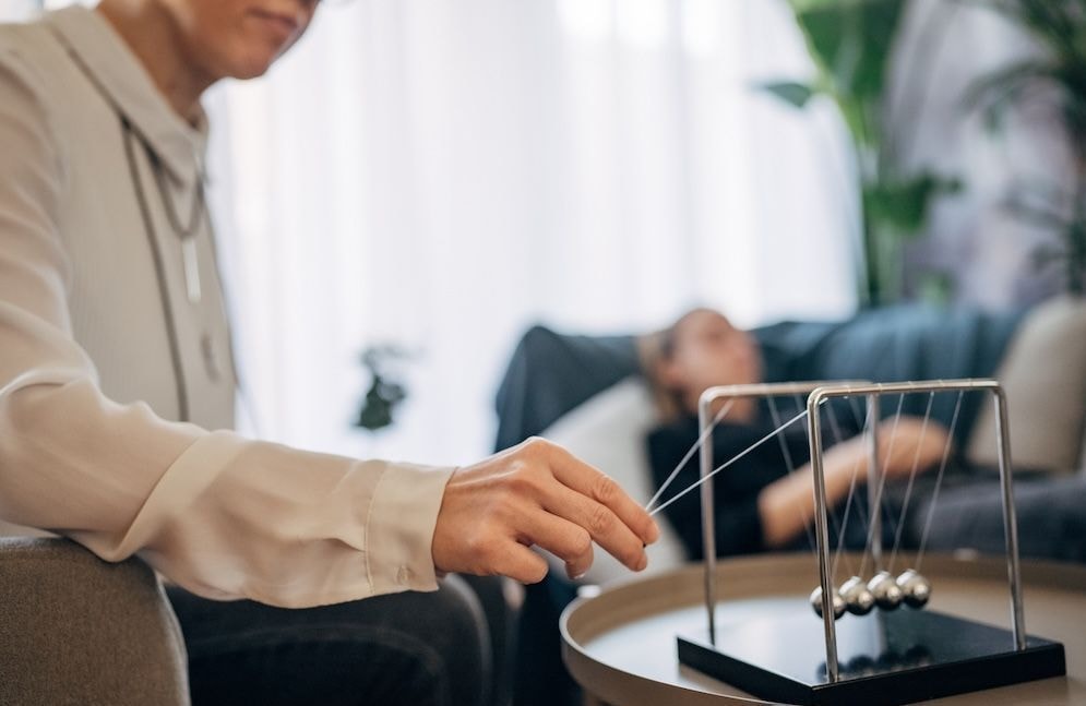 Hypnose, drogues et abus : un thérapeute accusé de soumission chimique