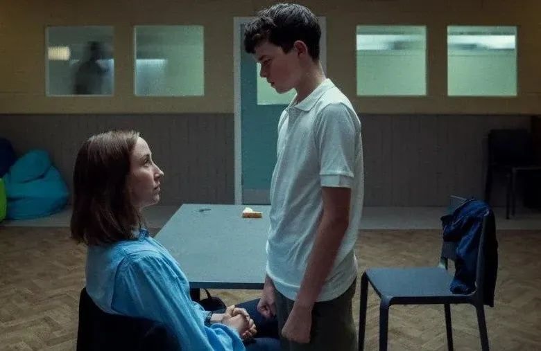 Comment la série « Adolescence » touche profondément la société britannique et internationale