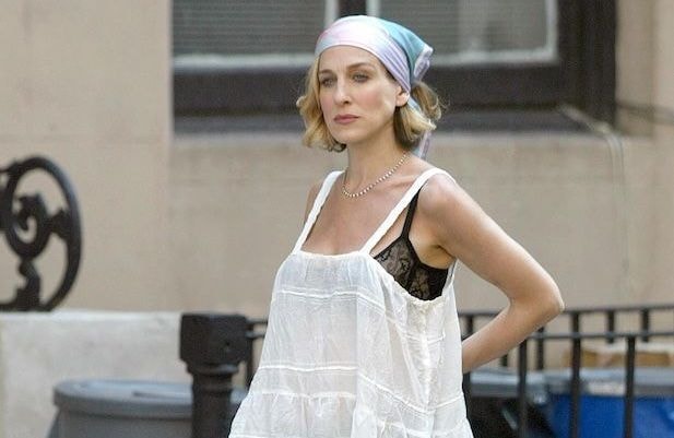 Repéré sur Carrie Bradshaw, ce top romantique joue l’accord parfait avec nos pantalons capri cette saison