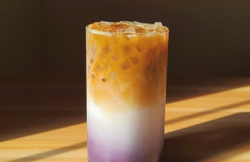 Voici la recette du latte glacé à la myrtille, la boisson incontournable de l'été