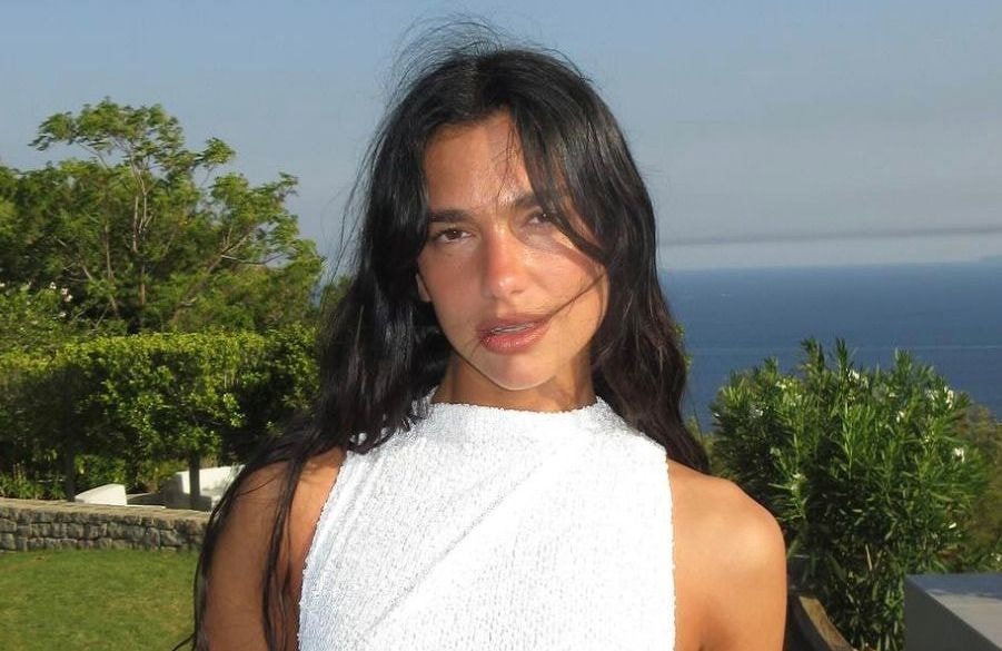 Dua Lipa : sa manucure ultra-sobre (et très chic) nous inspire pour la rentrée 2025